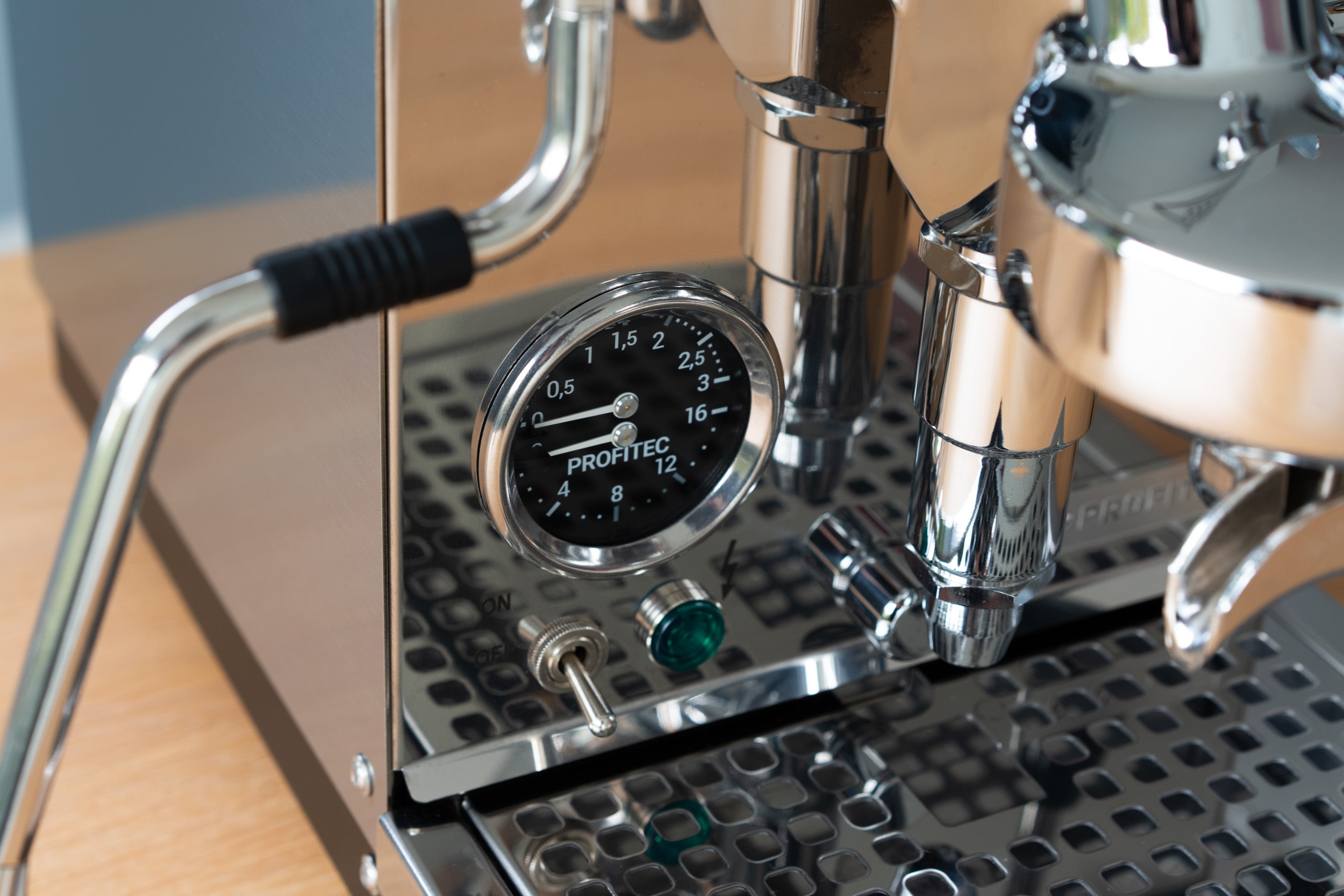 Close up van een Profitec espresso machine, manometer in beeld.