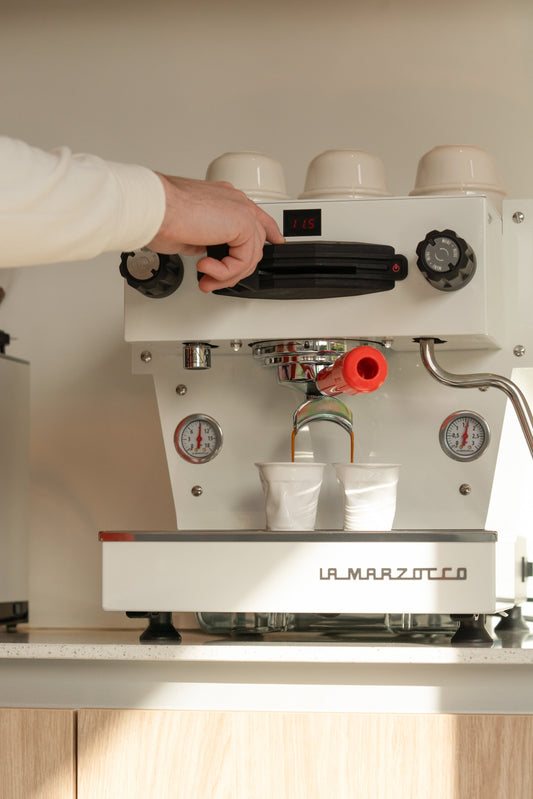 La Marzocco espresso machine die doorloopt in espressokopjes